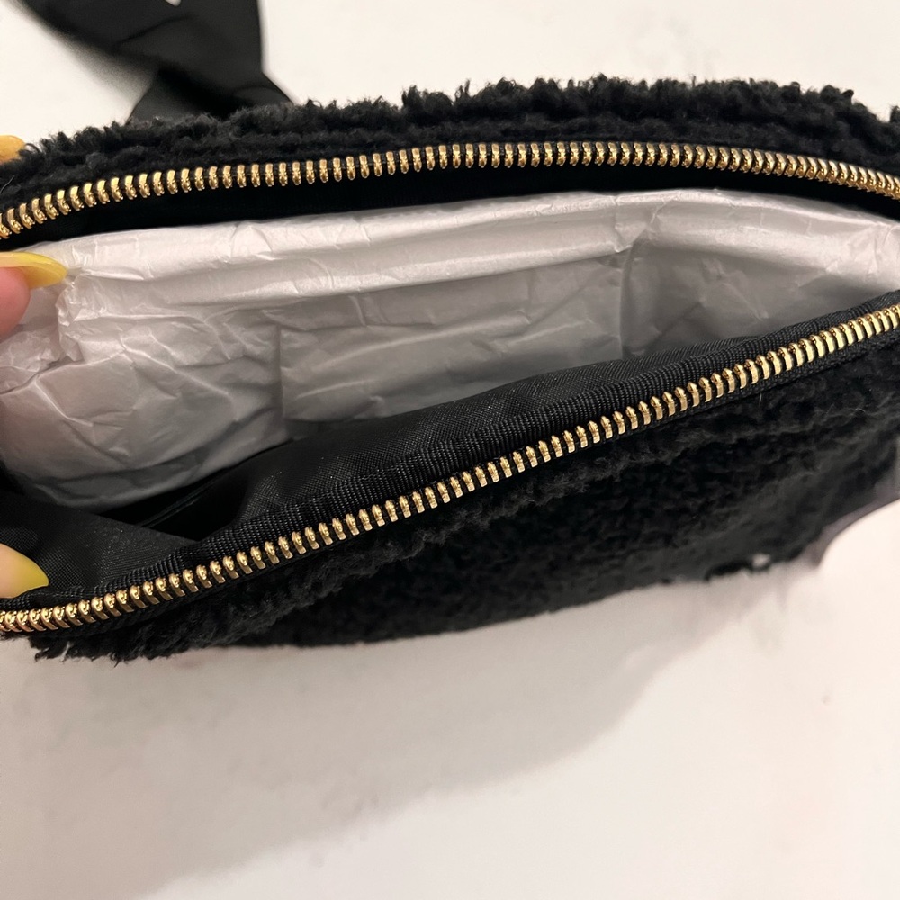 SOLD— Lululemon Athletica Everwhere Belt Bag Large Fleece - Picture 6 of 7